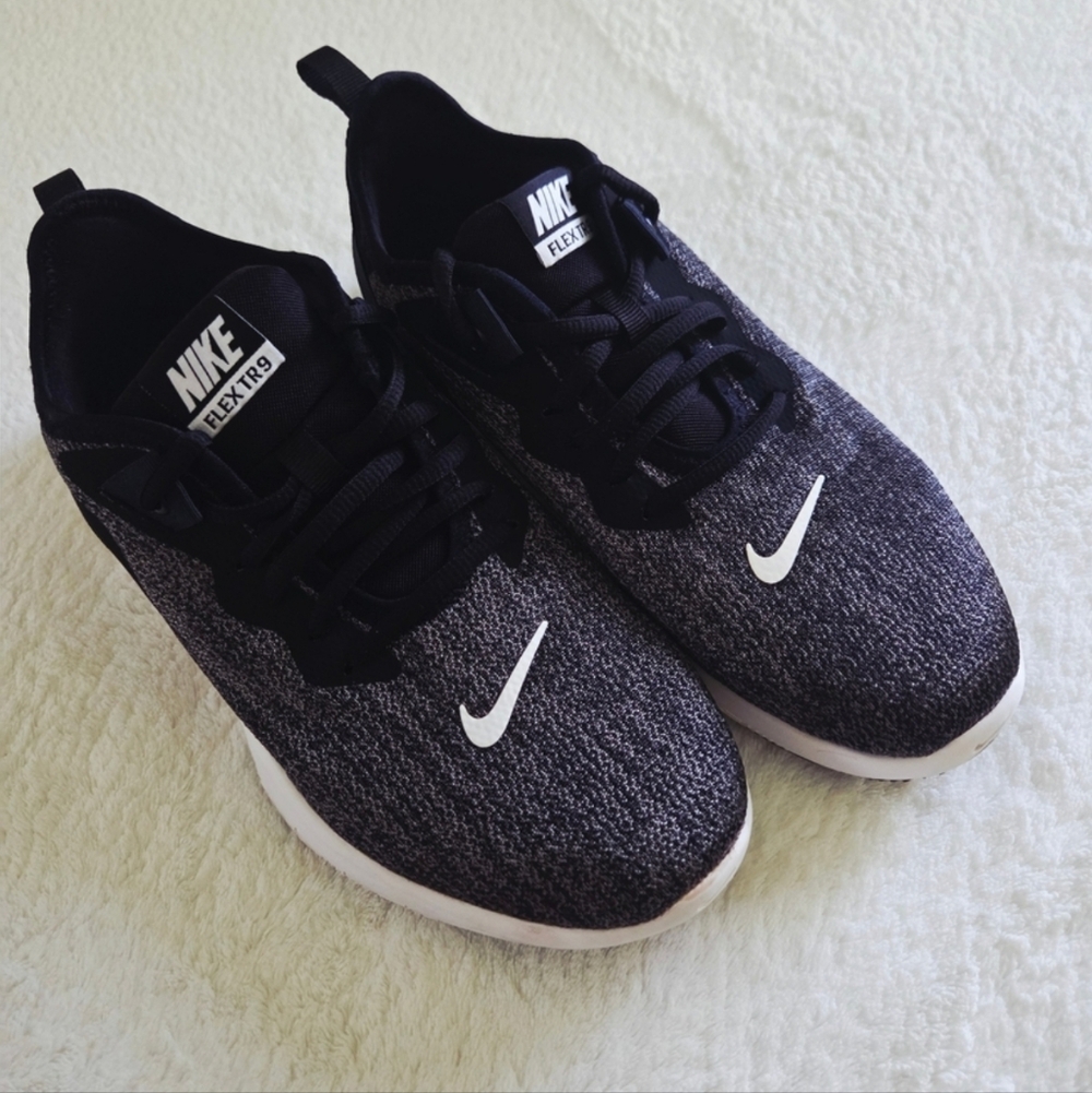 Nike ✨️ Women's Black and White Running Shoes Size 7.5